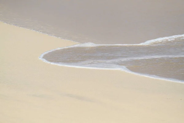 Schöner Strand Mit Wellen Und Meer — Stockfoto