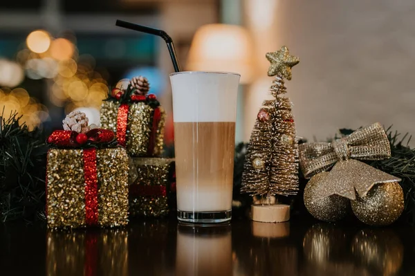 Weihnachtsdekoration Mit Tannenzweigen Zuckerrohr Zimt Tannenzapfen Und Einem Glas Milch — Stockfoto