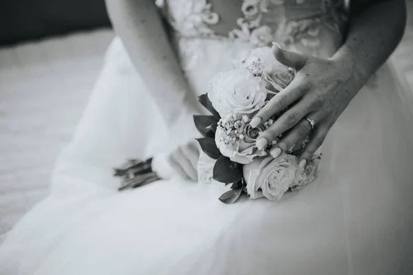 Gyönyörű Esküvői Csokor Fehér Rózsából — Stock Fotó