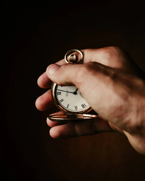 Mano Che Tiene Orologio Uno Sfondo Nero — Foto Stock