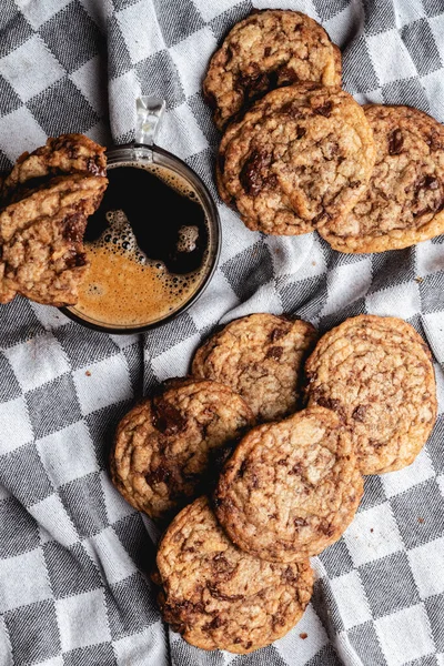 Galletas Caseras Con Chispas Chocolate Nueces Sobre Fondo Oscuro — Foto de Stock