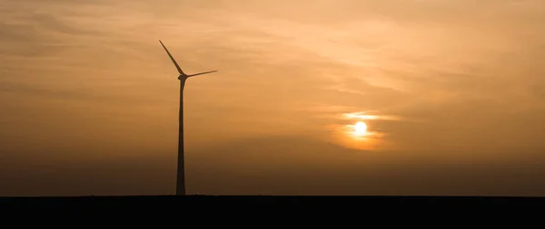 落日下的风力涡轮机对自然的影响 — 图库照片