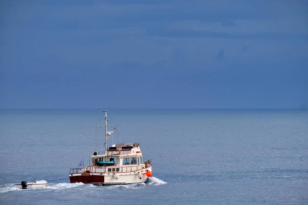 Piękny Widok Morze Statkiem Tle — Zdjęcie stockowe