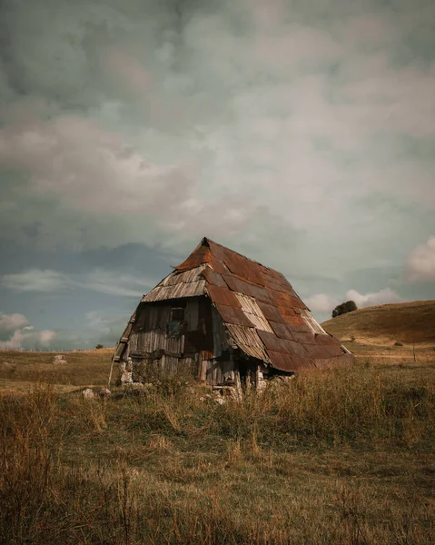 Kırsalda Terk Edilmiş Bir — Stok fotoğraf