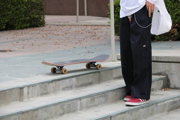 Jovem Com Skate Rua — Fotografia de Stock