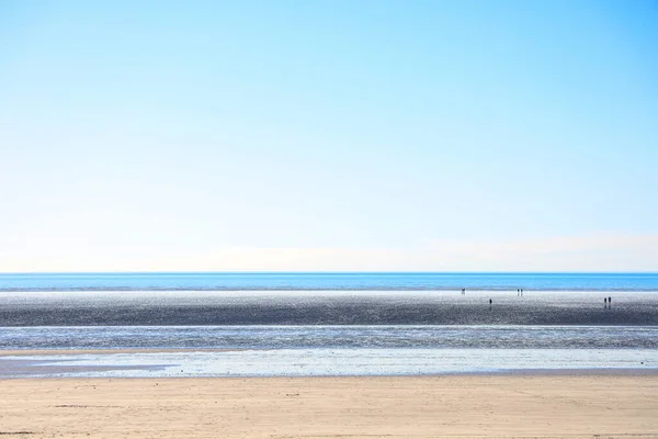 Piękna Plaża Morzem Błękitnym Niebem — Zdjęcie stockowe