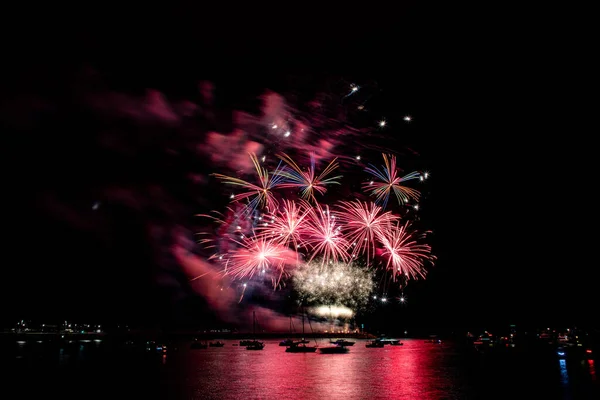 Feuerwerk Über Dem Fluss Nachthimmel — Stockfoto