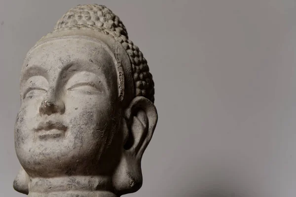 Άγαλμα Buddha Στο Φόντο Της Πέτρας — Φωτογραφία Αρχείου