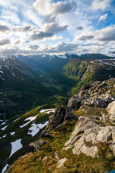 Vackert Bergslandskap Med Berg Och Blå Himmel — Stockfoto