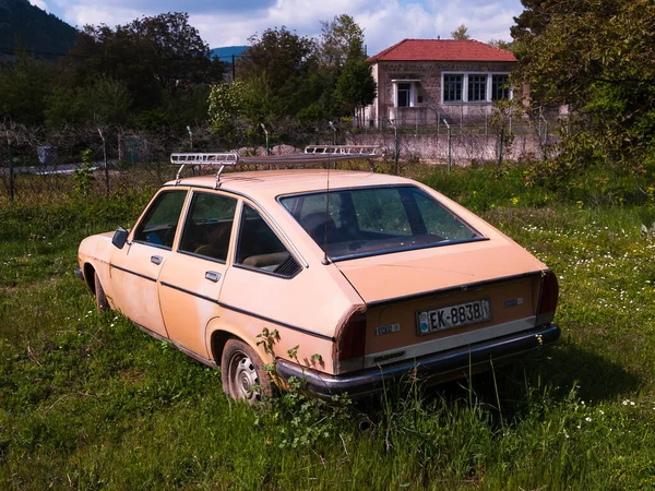 Старый Винтажный Автомобиль Красным Голубым Небом — стоковое фото