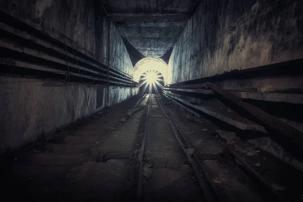 Bahn Tunnel Mit Dunklen Wänden Und Einem Großen Fenster — Stockfoto
