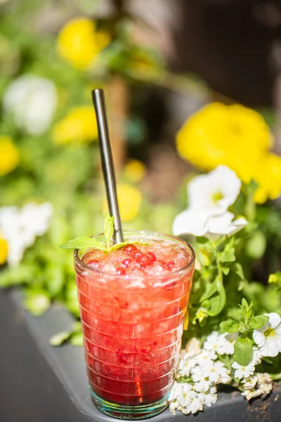 混合草莓和薄荷糖的夏季鸡尾酒 — 图库照片