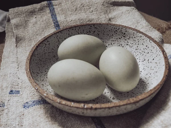 Αυγά Ένα Λευκό Μπολ Στο Τραπέζι — Φωτογραφία Αρχείου