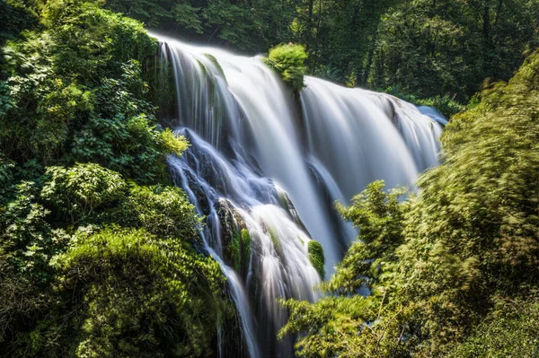 Vízesés Erdőben — Stock Fotó