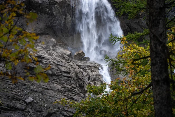 Прекрасний Водоспад Горах — стокове фото
