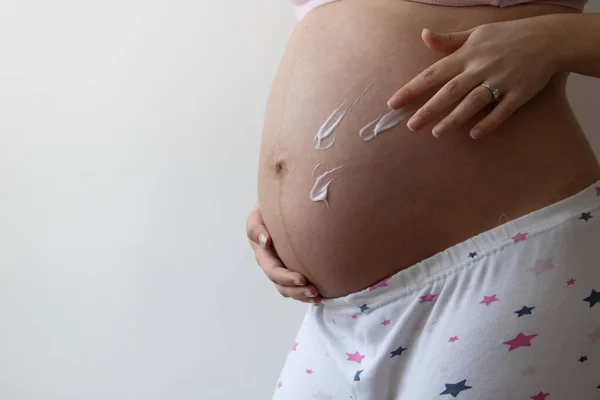 Närbild Gravid Kvinna Som Håller Magen — Stockfoto