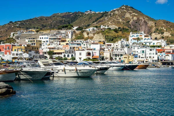 海に浮かぶミコノス島の港の眺めギリシャ — ストック写真