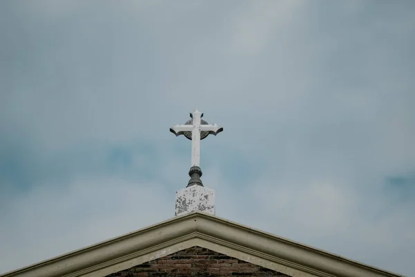 Cruz Igreja Cidade — Fotografia de Stock