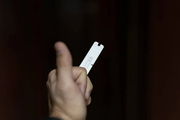 Hand Houden Van Een Sigaret Een Zwarte Achtergrond — Stockfoto