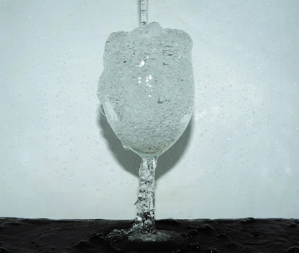 白い背景に水が落ちる氷のキューブ — ストック写真