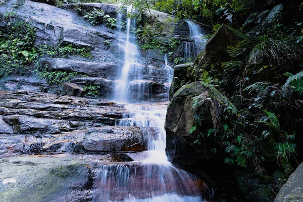 Piękny Widok Mały Wodospad — Zdjęcie stockowe