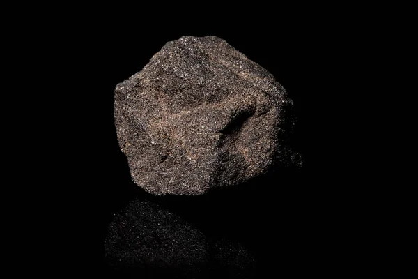 Taştan Siyah Kaya Minerali Beyaz Bir Arkaplanda Izole Edilmiş Yakın — Stok fotoğraf