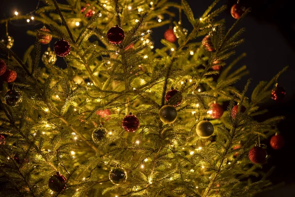 Kerstboom Met Decoraties Verlichting — Stockfoto