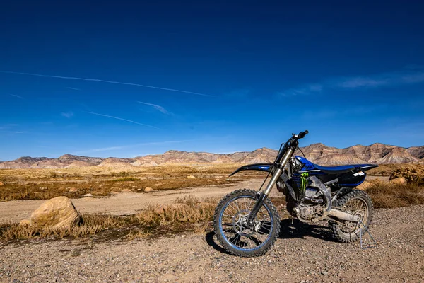 Θέα Μιας Μοτοσικλέτας Στην Έρημο — Φωτογραφία Αρχείου