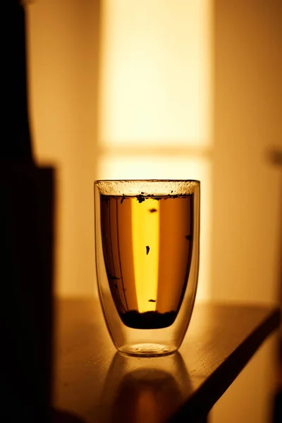 Glas Whisky Med Kopp Kaffe Ett Träbord — Stockfoto