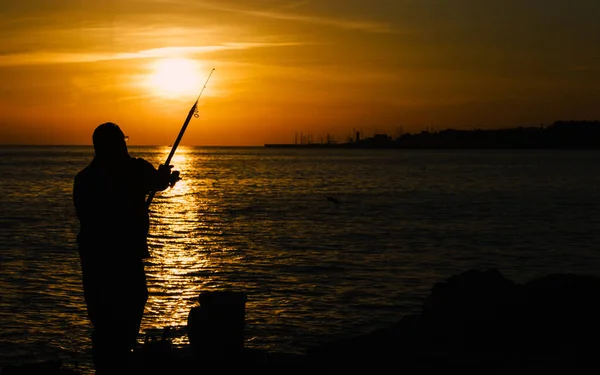 Silhueta Homem Com Uma Vara Pesca Praia — Fotografia de Stock