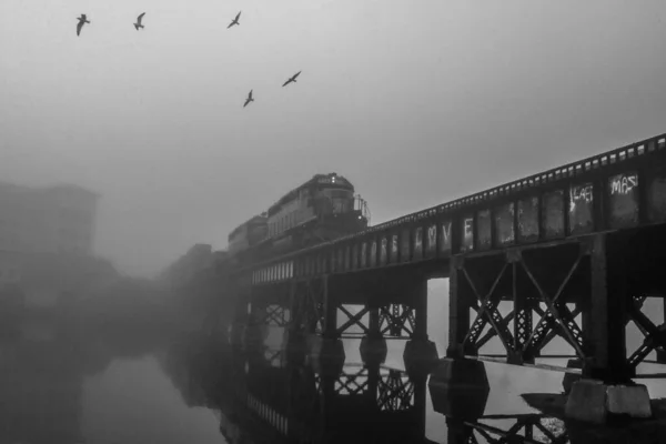 Θέα Της Γέφυρας Στην Πόλη Του Ποταμού Στην Ομίχλη — Φωτογραφία Αρχείου