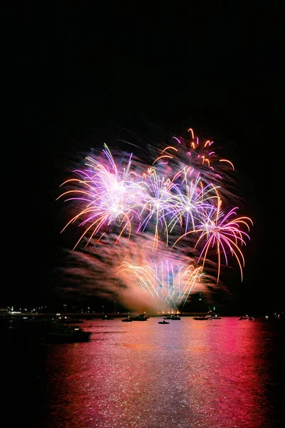 Schönes Buntes Feuerwerk Strand Mit Blauem Himmel — Stockfoto