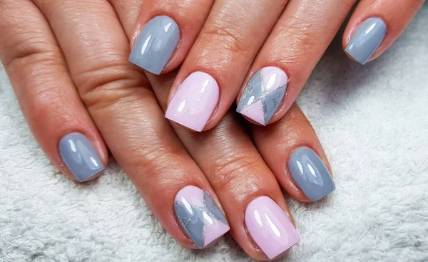 Mooie Manicure Met Een Helder Patroon Een Achtergrond Van Een — Stockfoto