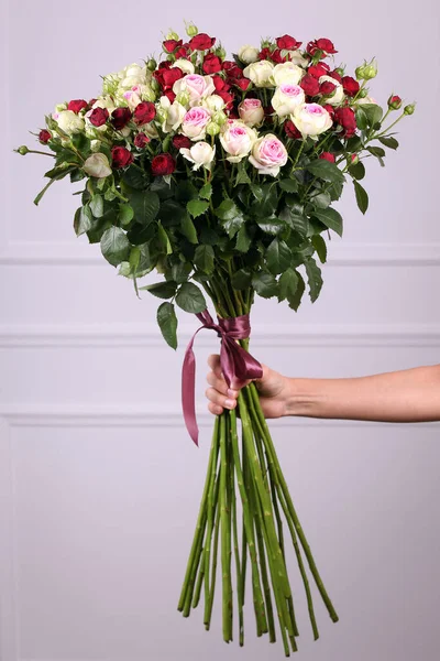 Jonge Vrouw Houdt Een Boeket — Stockfoto