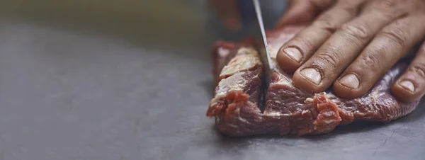 Nahaufnahme Der Hand Eines Küchenchefs Mit Einem Messer Und Einem — Stockfoto