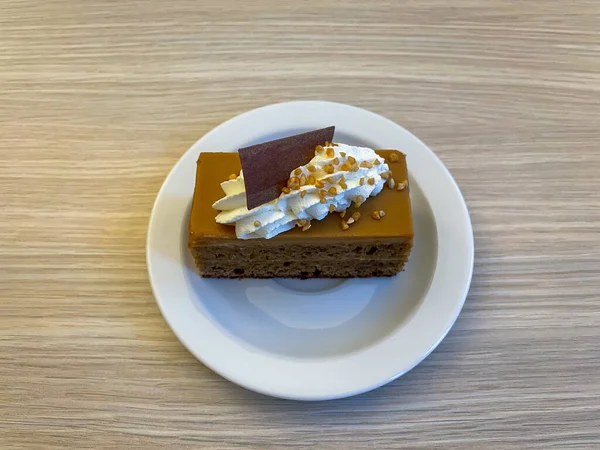 チョコレートと蜂蜜とおいしいケーキ — ストック写真