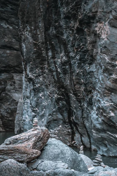 Eine Vertikale Aufnahme Eines Felsens Mit Einer Klippe — Stockfoto