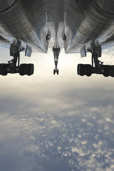 Taivaalla Lentävä Lentokone — kuvapankkivalokuva