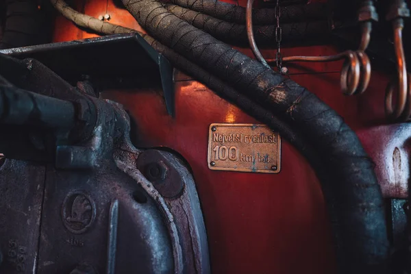 Παλιό Σκουριασμένο Αυτοκίνητο Κόκκινη Δερμάτινη Ζώνη — Φωτογραφία Αρχείου