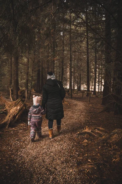 Junges Mädchen Und Frau Wald — Stockfoto