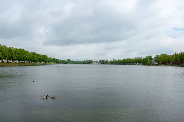 Piękny Widok Rzekę Mieście — Zdjęcie stockowe