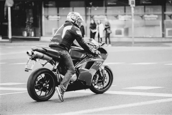 Şehirde Motosiklet Sürücüsü — Stok fotoğraf