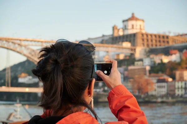 Şehrin Çatısındaki Kameranın Fotoğrafını Çeken Genç Bir Kadın — Stok fotoğraf