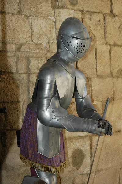 剣と鎖で鎧を着た騎士 — ストック写真