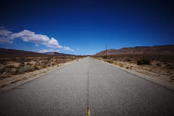 位于美国亚利桑那州阿里佐纳市死亡谷国家公园的一条公路 — 图库照片