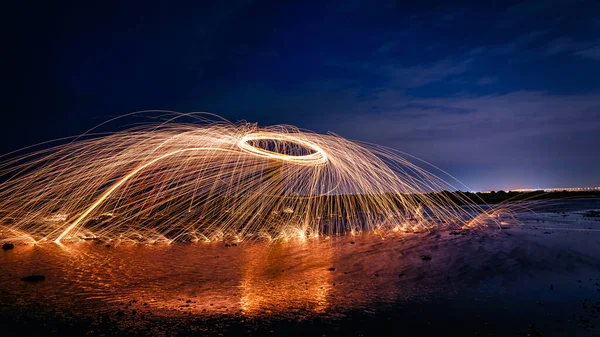 Faíscas Fogo Céu Noturno — Fotografia de Stock