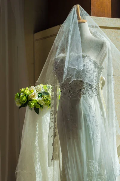 Piękna Suknia Ślubna Welonem — Zdjęcie stockowe