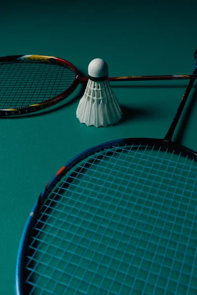 青い背景にテニスラケットとボール — ストック写真