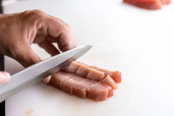 Koki Memotong Daging Mentah Dengan Pisau Dan Garpu — Stok Foto