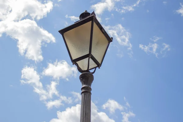 Straßenlaterne Auf Blauem Himmel Hintergrund — Stockfoto